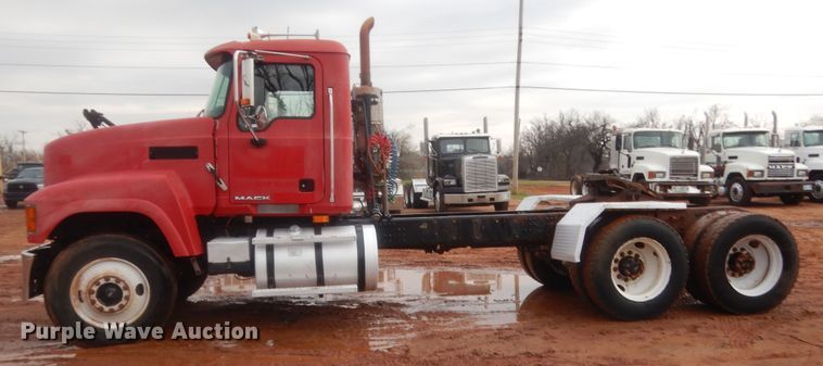 image for item HG9612 2008 Mack CHU613  semi truck