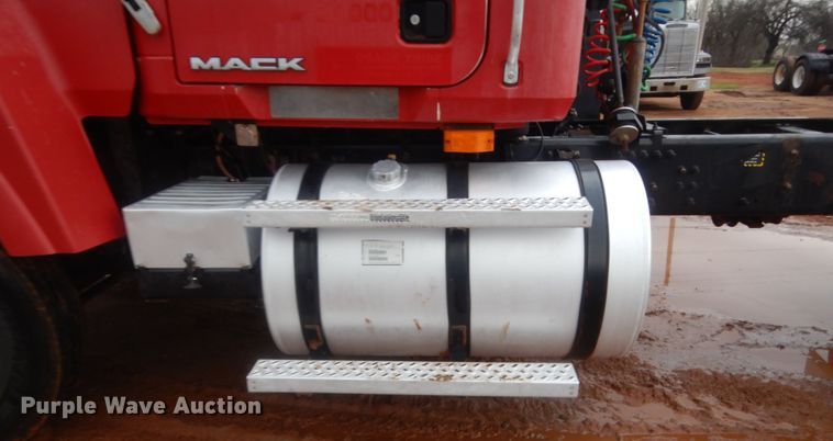 image for item HG9612 2008 Mack CHU613  semi truck