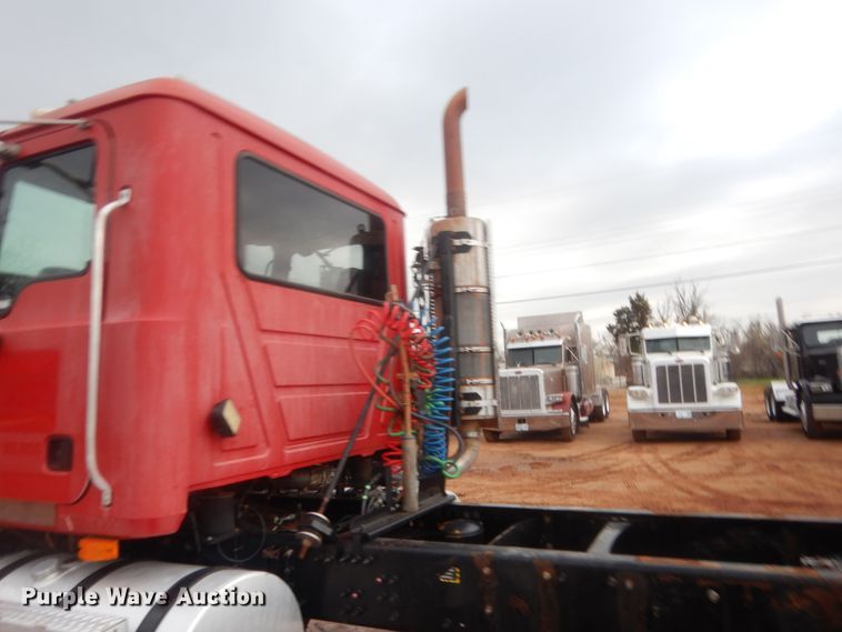 image for item HG9612 2008 Mack CHU613  semi truck