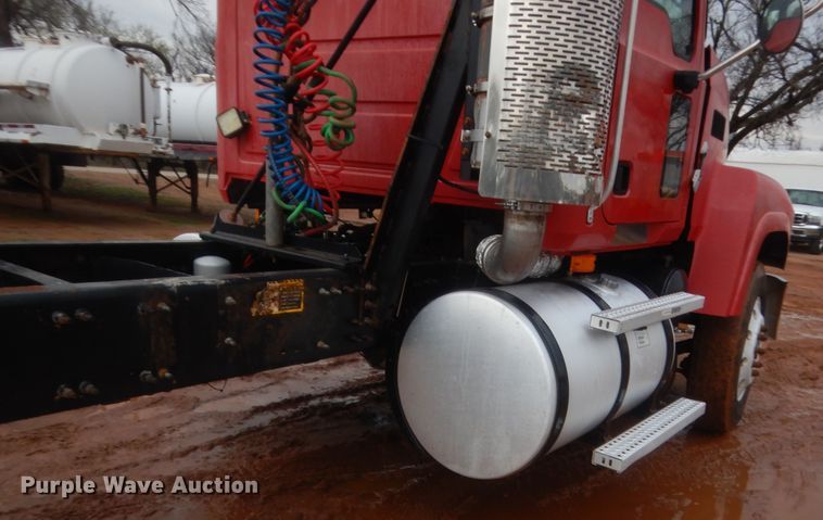 image for item HG9612 2008 Mack CHU613  semi truck