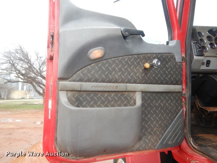 image for item HG9612 2008 Mack CHU613  semi truck