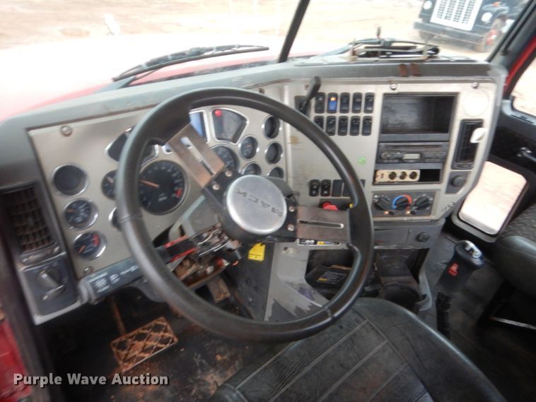 image for item HG9612 2008 Mack CHU613  semi truck