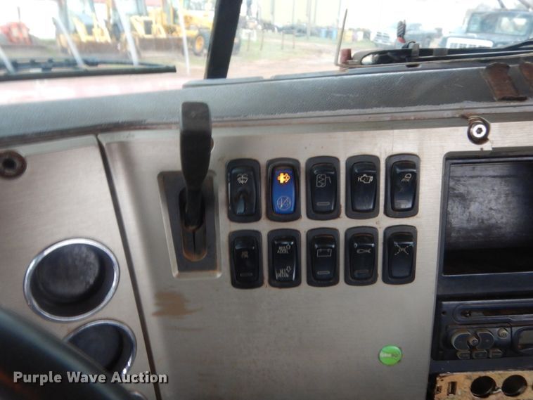 image for item HG9612 2008 Mack CHU613  semi truck