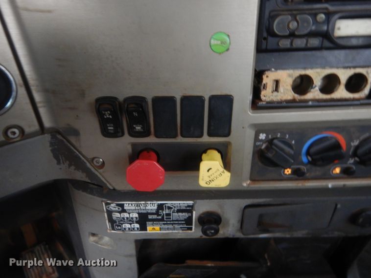 image for item HG9612 2008 Mack CHU613  semi truck