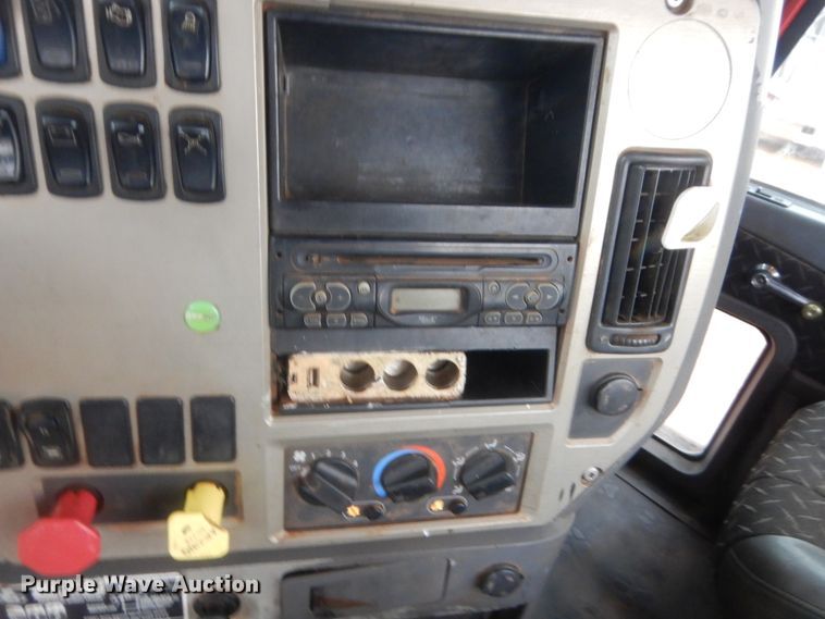 image for item HG9612 2008 Mack CHU613  semi truck