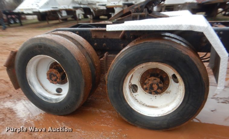 image for item HG9612 2008 Mack CHU613  semi truck