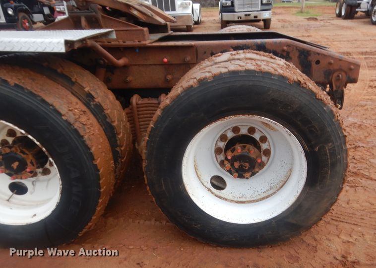 image for item HG9612 2008 Mack CHU613  semi truck