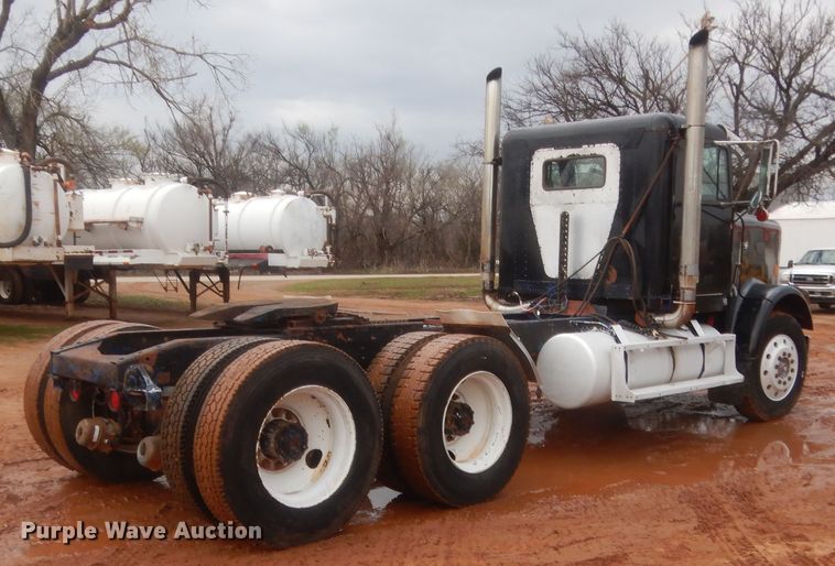 image for item HG9613 1988 Freightliner FLC  semi truck