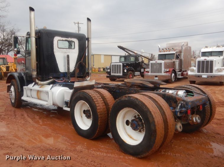 image for item HG9613 1988 Freightliner FLC  semi truck