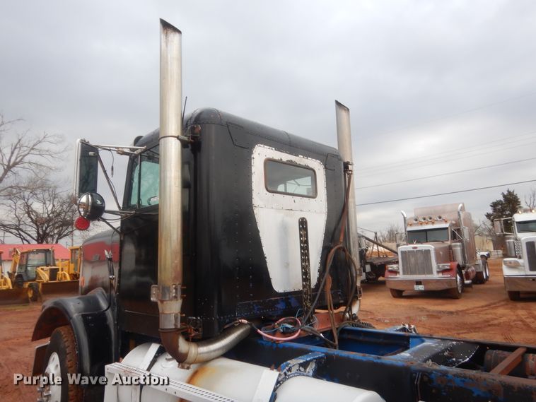 image for item HG9613 1988 Freightliner FLC  semi truck