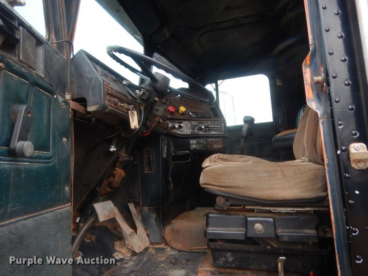 image for item HG9613 1988 Freightliner FLC  semi truck