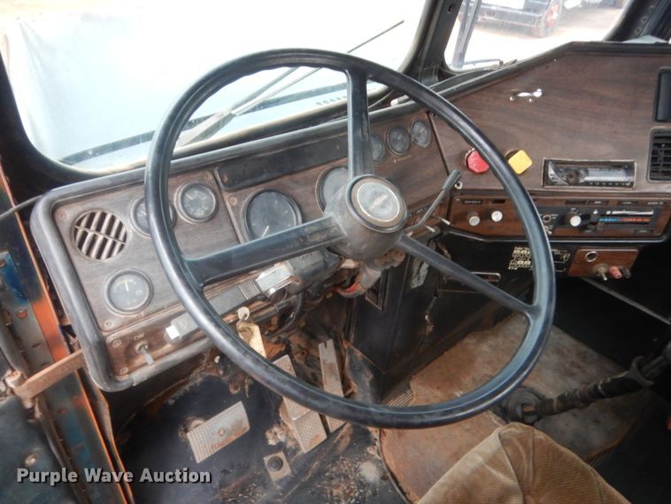 image for item HG9613 1988 Freightliner FLC  semi truck