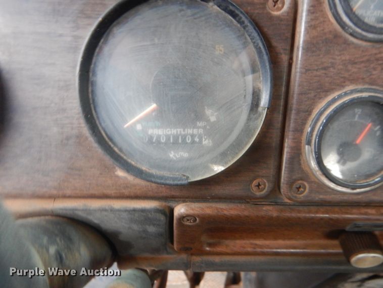 image for item HG9613 1988 Freightliner FLC  semi truck