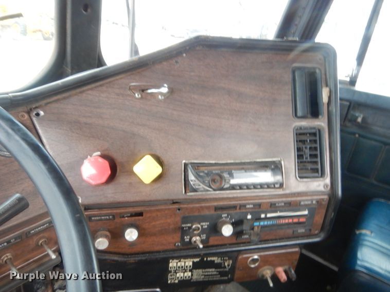 image for item HG9613 1988 Freightliner FLC  semi truck