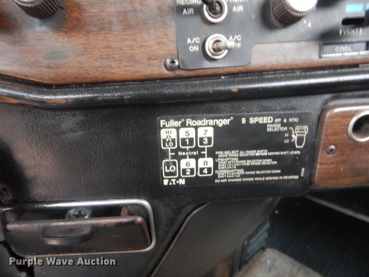 image for item HG9613 1988 Freightliner FLC  semi truck