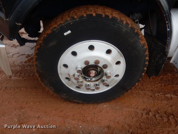 image for item HG9613 1988 Freightliner FLC  semi truck