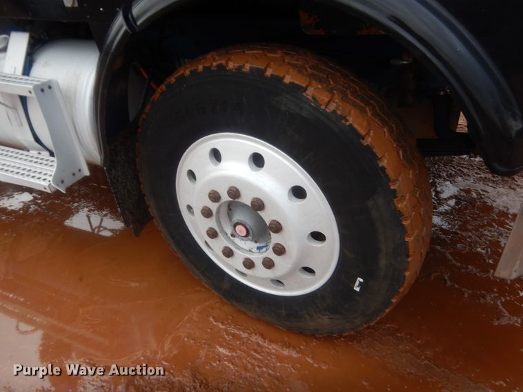 image for item HG9613 1988 Freightliner FLC  semi truck