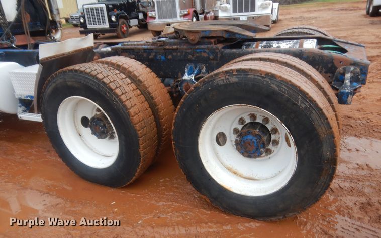 image for item HG9613 1988 Freightliner FLC  semi truck