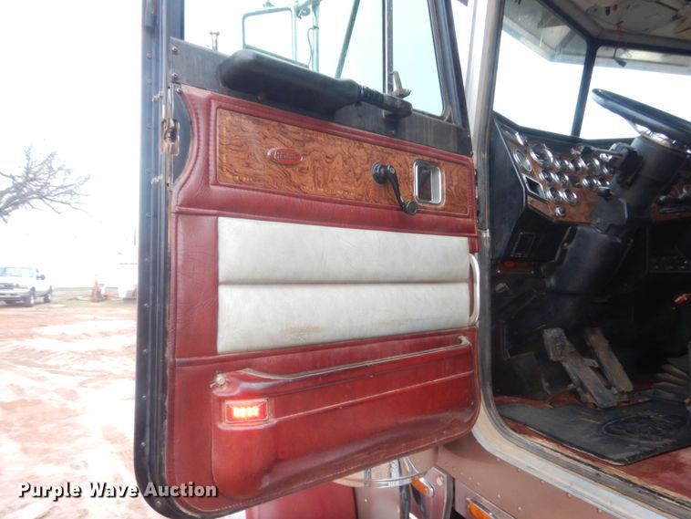 image for item HG9615 1998 Peterbilt 379  semi truck