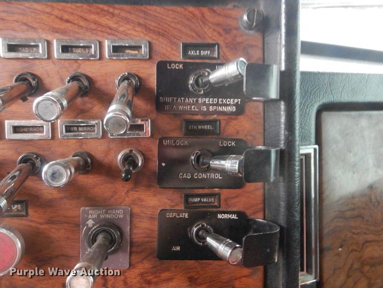 image for item HG9615 1998 Peterbilt 379  semi truck