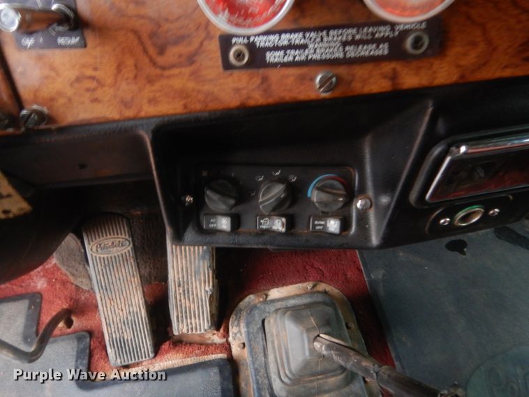 image for item HG9615 1998 Peterbilt 379  semi truck