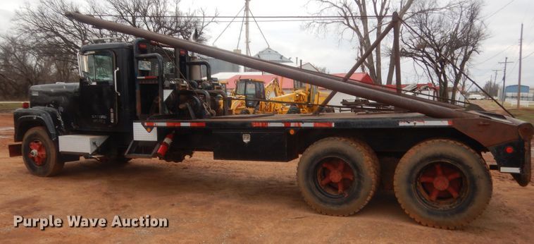 image for item HG9616 1972 International F4370  winch truck