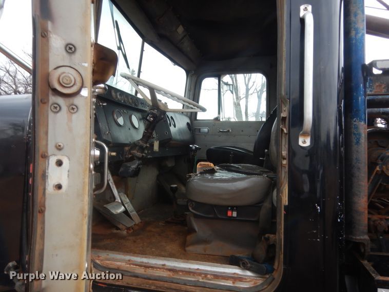 image for item HG9616 1972 International F4370  winch truck