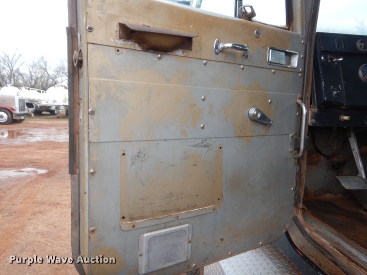 image for item HG9616 1972 International F4370  winch truck