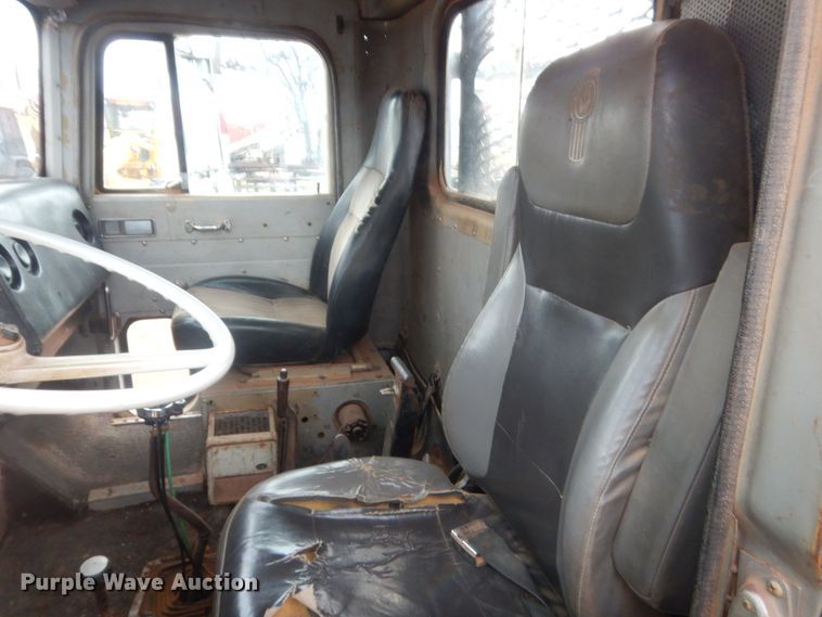 image for item HG9616 1972 International F4370  winch truck