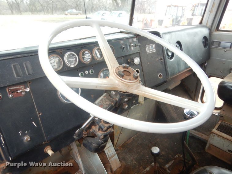 image for item HG9616 1972 International F4370  winch truck