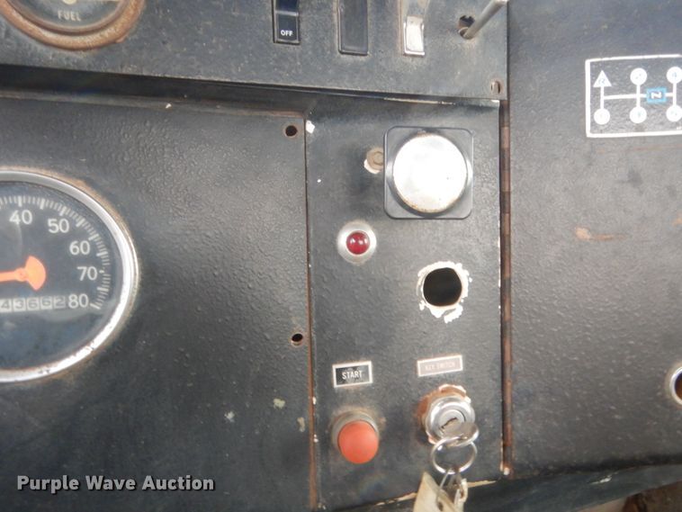 image for item HG9616 1972 International F4370  winch truck