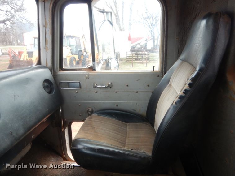 image for item HG9616 1972 International F4370  winch truck