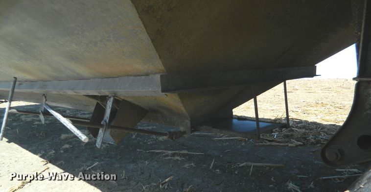 image for item DF4696 2002 Neville grain trailer
