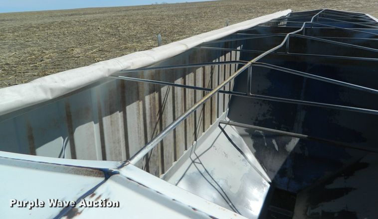 image for item DF4696 2002 Neville grain trailer