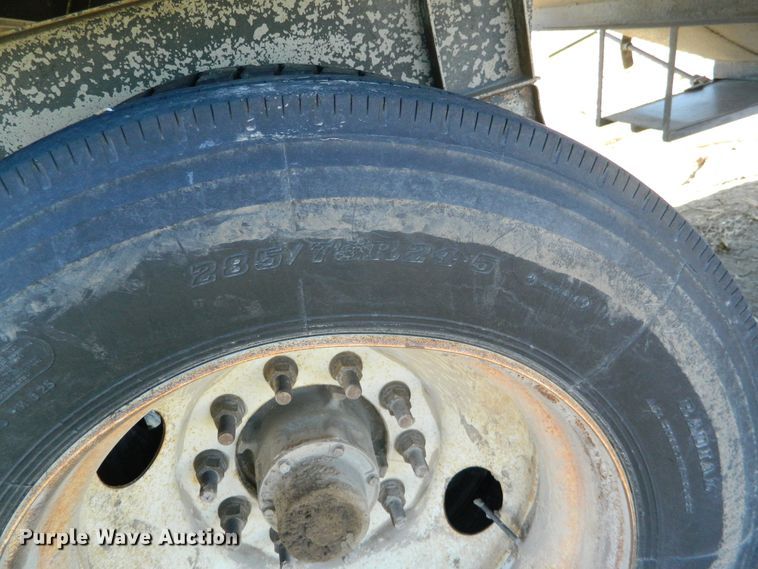 image for item DF4696 2002 Neville grain trailer