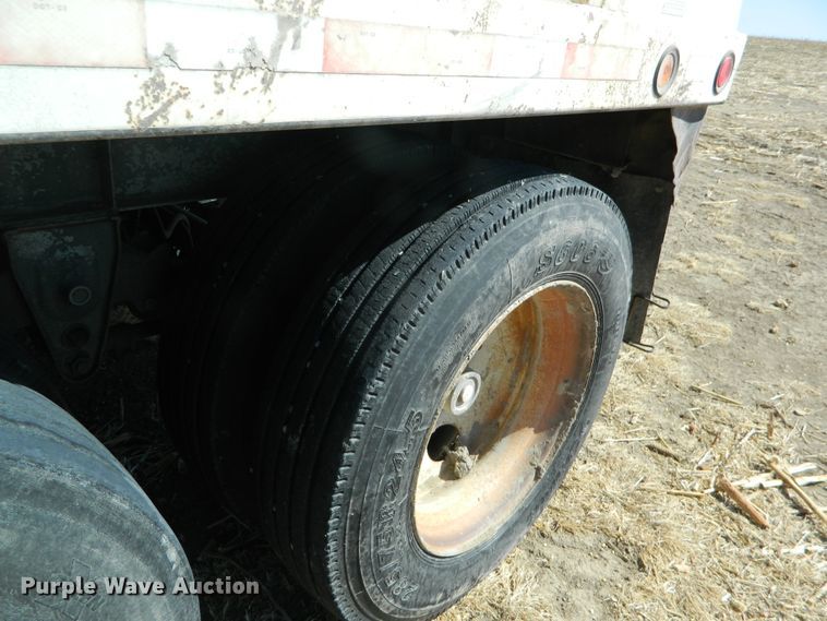 image for item DF4696 2002 Neville grain trailer