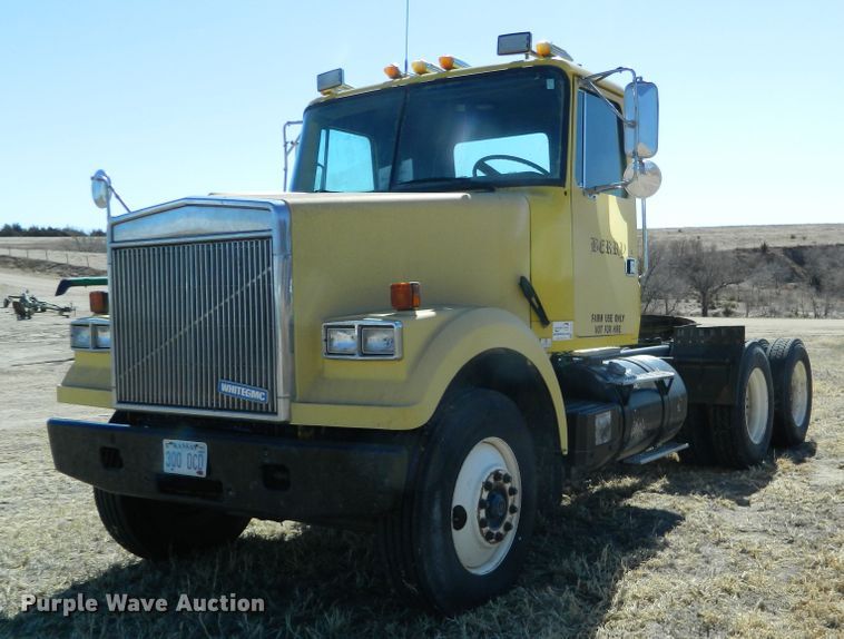 image for item DF4697 1992 White GMC  semi truck