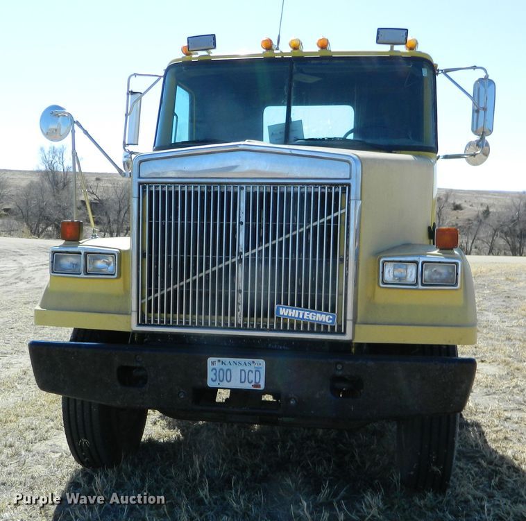 image for item DF4697 1992 White GMC  semi truck