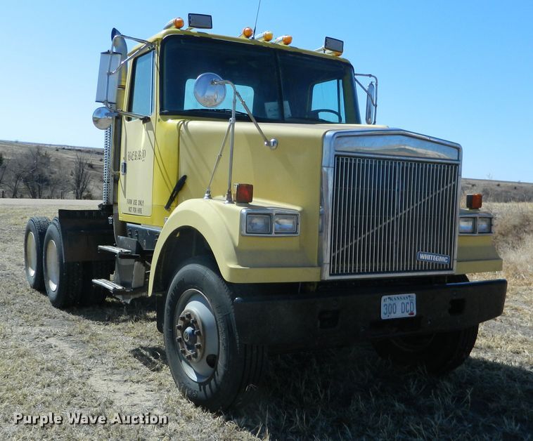 image for item DF4697 1992 White GMC  semi truck