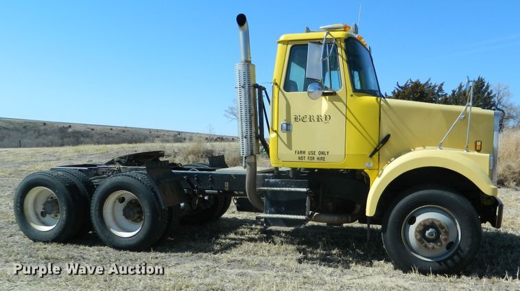 image for item DF4697 1992 White GMC  semi truck