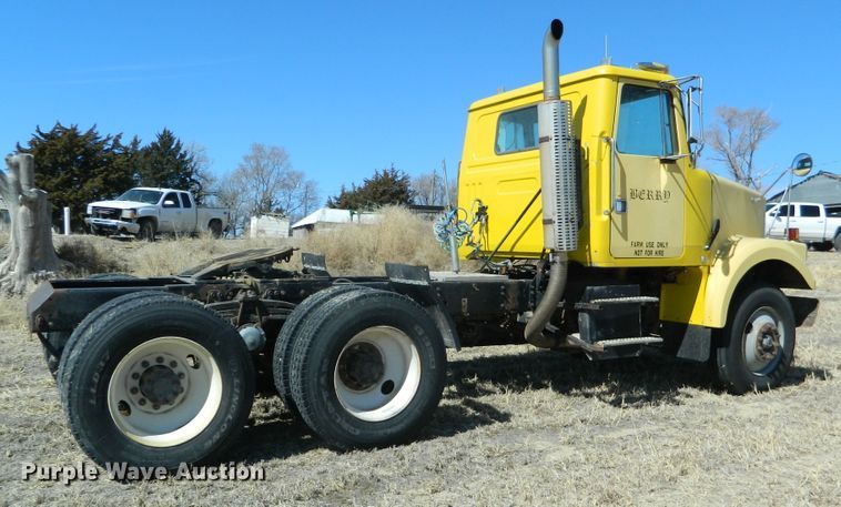 image for item DF4697 1992 White GMC  semi truck