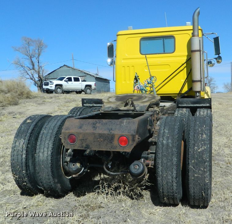 image for item DF4697 1992 White GMC  semi truck