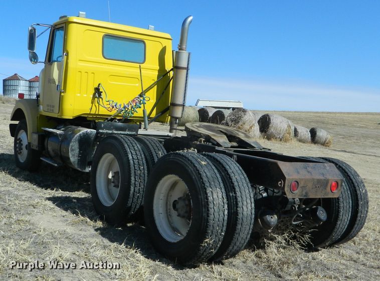 image for item DF4697 1992 White GMC  semi truck