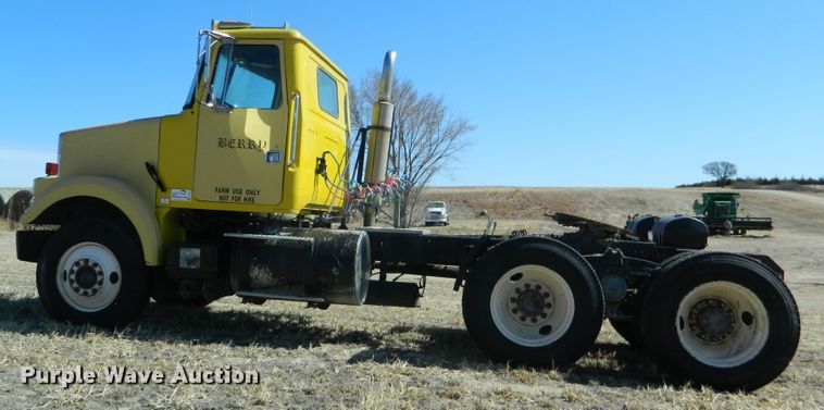 image for item DF4697 1992 White GMC  semi truck