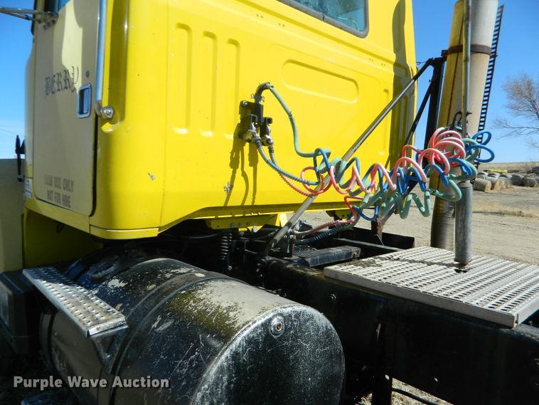 image for item DF4697 1992 White GMC  semi truck
