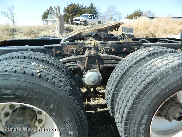 image for item DF4697 1992 White GMC  semi truck