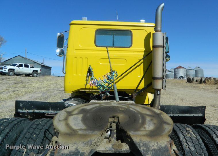 image for item DF4697 1992 White GMC  semi truck