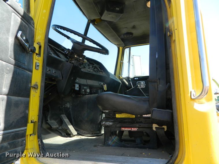 image for item DF4697 1992 White GMC  semi truck