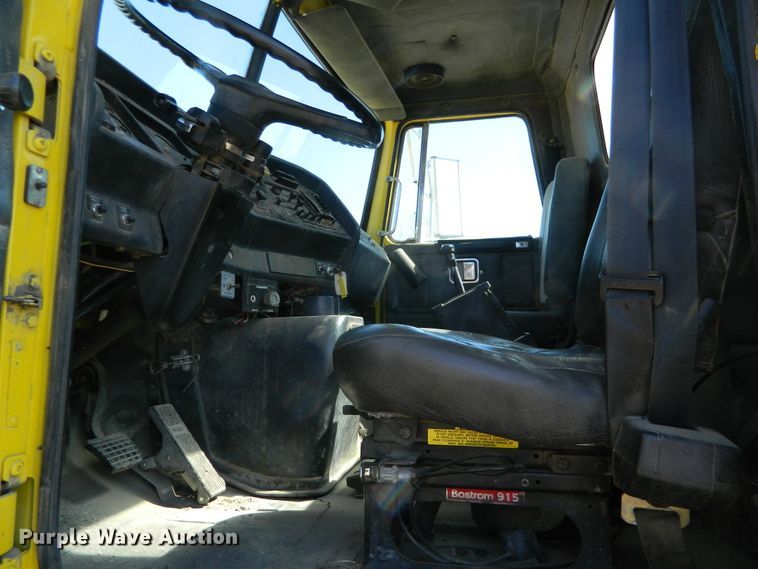 image for item DF4697 1992 White GMC  semi truck