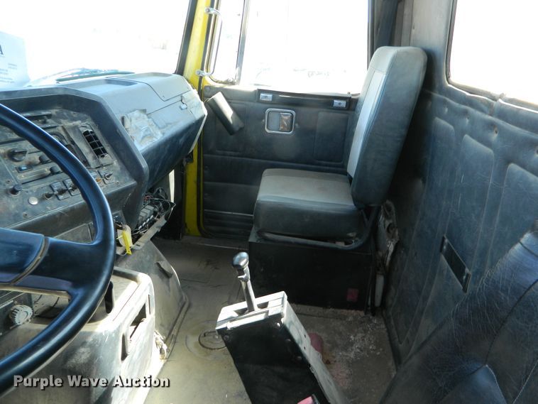 image for item DF4697 1992 White GMC  semi truck